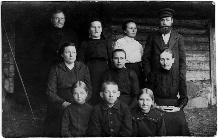 Nuudi talu Vitsikute pere (pildistatud umbes 1900.a.)  Esimeses reas Vitsikute pere lapsed, vasakult Hilda, Julius ja Meeta. 